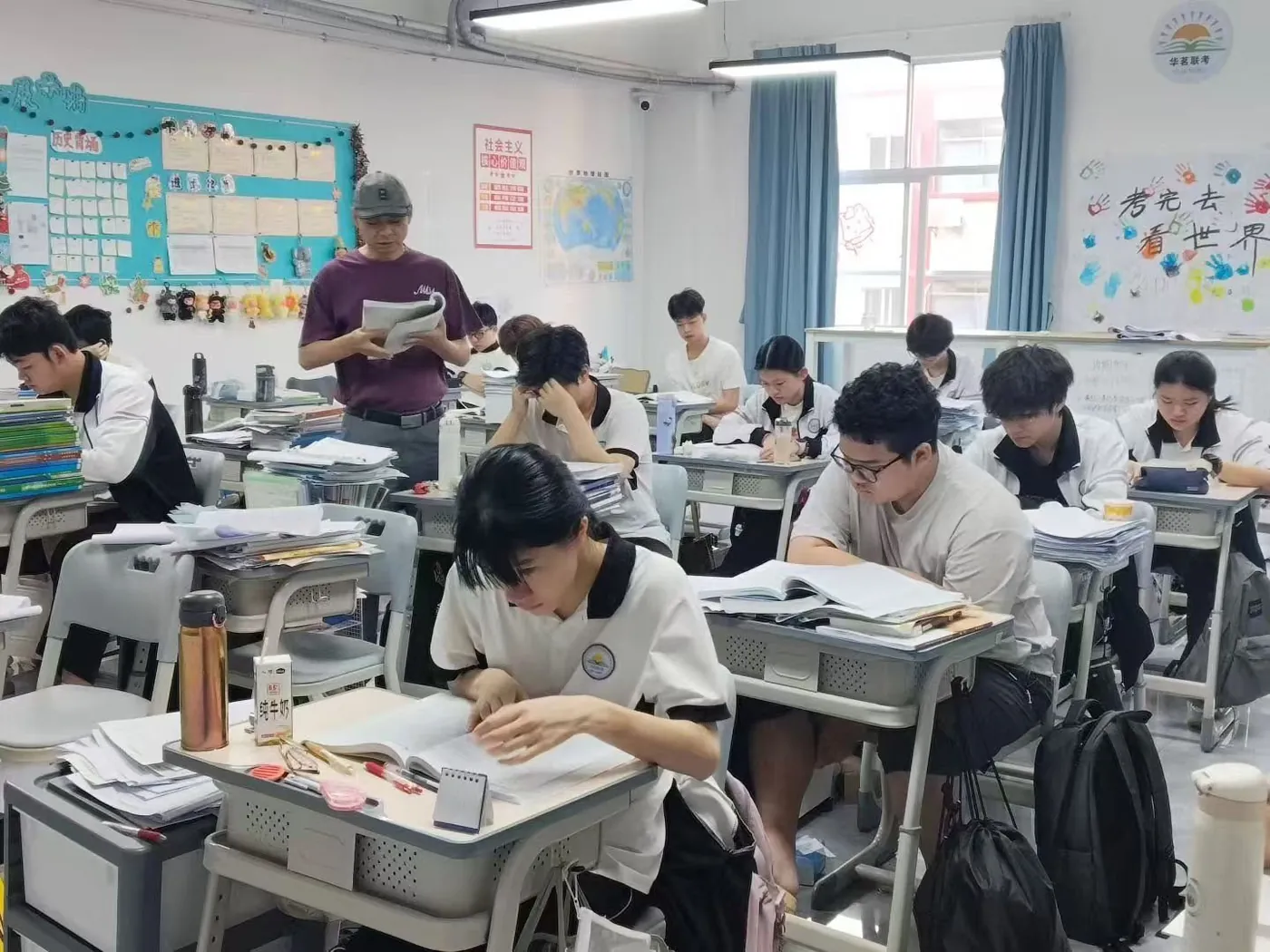 华茗港澳台联考学校教师与学生课堂实景